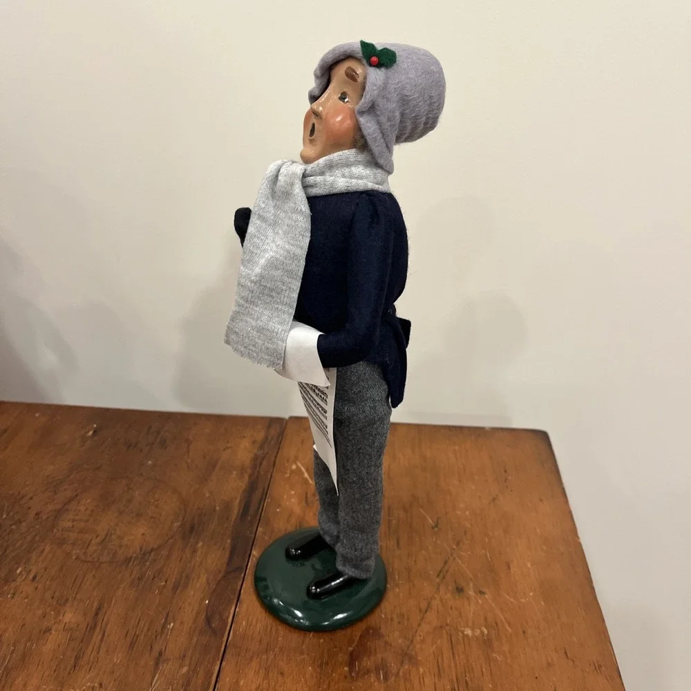 1993 BYERS CHOICE CHRISTMAS CAROLER Brown Hair Man Grey Scarf Pants Outfit